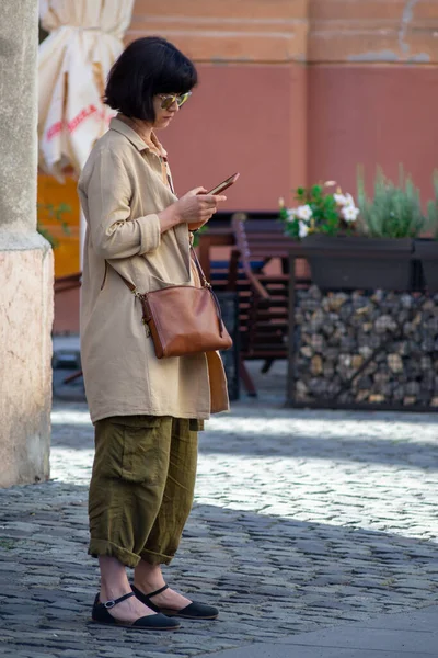 Timisoara Rumunsko Září 2020 Žena Sedí Ulici Kontroluje Telefon Skuteční — Stock fotografie