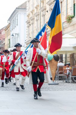 Timisoara, Romanya - 15 Eylül 2018: Nöbetçi değiştirme töreni. Dönem kostümleri.
