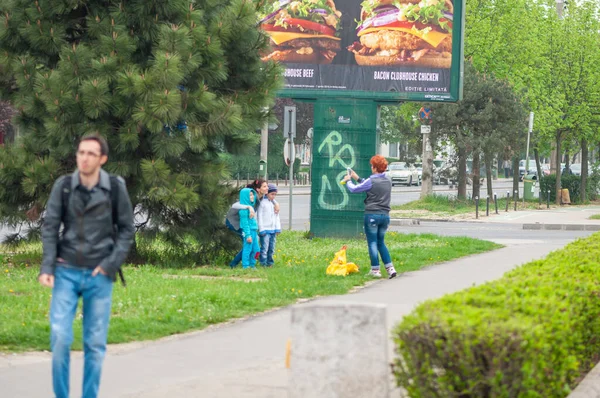 Timisoara Rumania Abril 2016 Gente Tomando Una Selfie Calle Gente — Foto de Stock