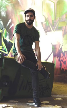 Eski terk edilmiş gemi oturumda