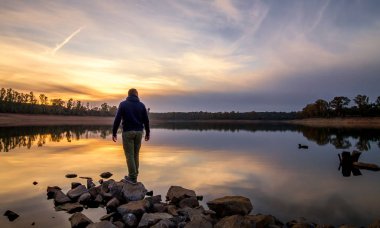 keskin taş rezervuar kıyıları yakınında kayalar üzerine siluet