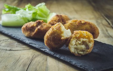 jambon kroket ve arka planda sebzeli pişmiş