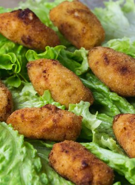 jambon kroket ve arka planda sebzeli pişmiş