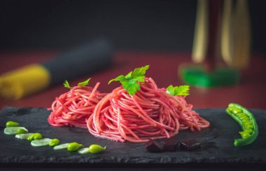 Pancar ve yeşil fasulye ile kırmızı spagetti