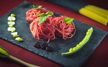 Pancar ve yeşil fasulye ile kırmızı spagetti