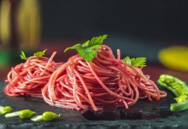Pancar ve yeşil fasulye ile kırmızı spagetti
