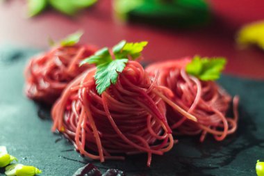 Pancar ve yeşil fasulye ile kırmızı spagetti