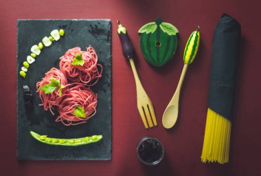 Pancar ve yeşil fasulye ile kırmızı spagetti