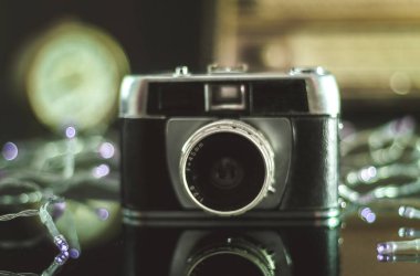 Retro vintage carama oturum farklı antika aksesuarlar ile