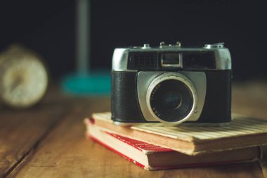 Retro vintage carama oturum farklı antika aksesuarlar ile