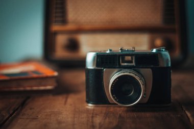 Retro vintage carama oturum farklı antika aksesuarlar ile