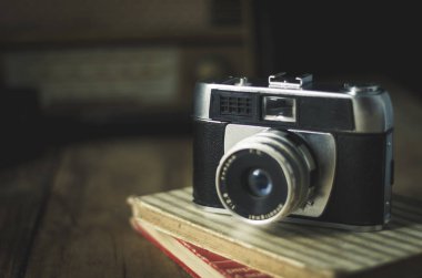 Retro vintage carama oturum farklı antika aksesuarlar ile