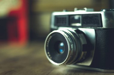 Retro vintage carama oturum farklı antika aksesuarlar ile