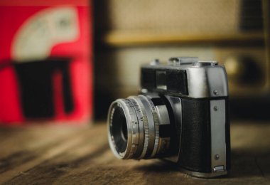 Retro vintage carama oturum farklı antika aksesuarlar ile