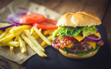 peynir, pastırma, soğan ve patates kızartması, ekstra hamburger