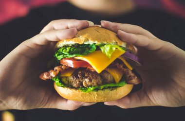 peynir, pastırma, soğan ve patates kızartması, ekstra hamburger