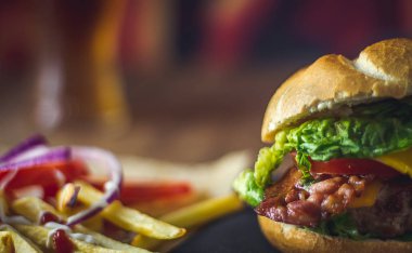 peynir, pastırma, soğan ve patates kızartması, ekstra hamburger