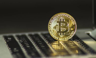Bitcoin oturum siyah ve beyaz arka plan ve taşınabilir arka plan ile ahşap taban