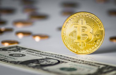Bitcoin oturum siyah ve beyaz arka plan ve taşınabilir arka plan ile ahşap taban