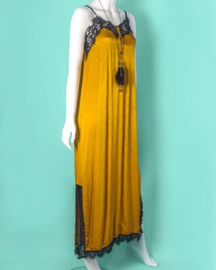 Studio oturum geçerli moda elbiseler, renkli arka plan ile