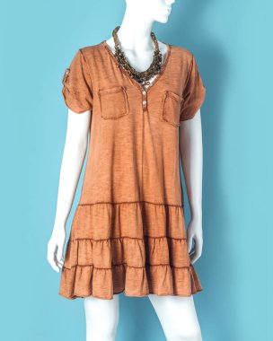 Studio oturum geçerli moda elbiseler, renkli arka plan ile