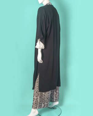 Studio oturum geçerli moda elbiseler, renkli arka plan ile
