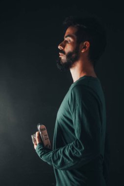 Studio oturum ile modeli ve retro vintage fotoğraf makinesi