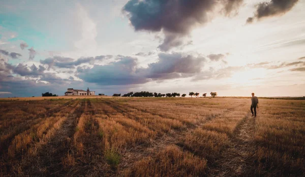 Tramonto Molto Caldo Nella Pianura Del Pascolo Con Casa Abbandonata — Foto Stock