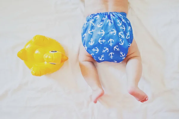 Niedliches Baby Sommerwindeln Babyrückseite Windel Mit Ankerdruck Auf Dem Bett — Stockfoto