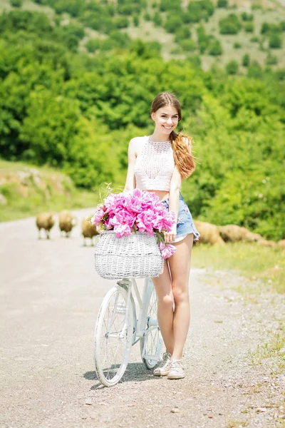 Ursnygg Ung Kvinna Naturen Med Vit Cykel Och Bukett Rosa — Stockfoto