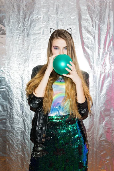 Nastoletnie Dziewczyny Strój Party Pozowanie Przed Srebrny Tło Dmuchanie Balon — Zdjęcie stockowe