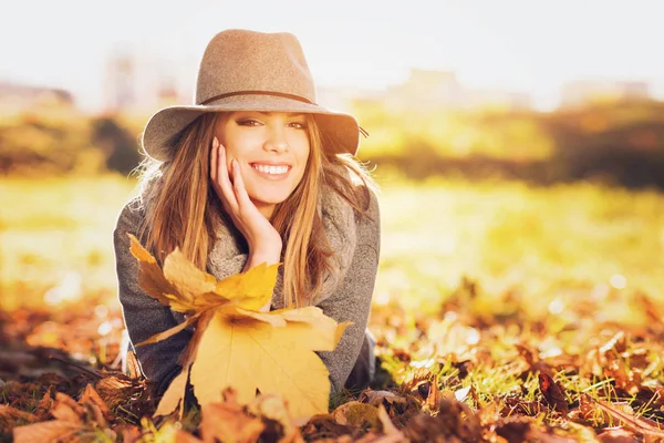 Hermosa Joven Otoño Parque Con Grandes Hojas Amarillas Sonriendo Disfrutando —  Fotos de Stock