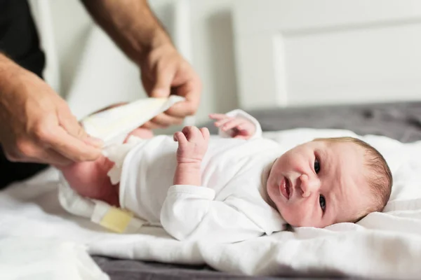 Ayah Mengganti Popok Bayi Yang Baru Lahir Pendekatan Cahaya Alami — Stok Foto