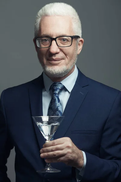 Presentatie Concept Gelukkig Zakenman Met Zilveren Haren Dure Blauw Kostuum — Stockfoto