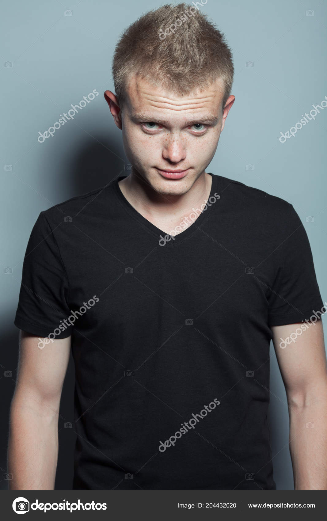 Retrato Estúdio Jovem Modelo Masculino Com Cabelo Vermelho Sardas