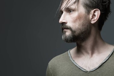 Her yaşta çok iyi. Islak saç ayakta koyu gri arka plan üzerinde 40-year-old adamla profil portresi. Uzun saç alın. Rocker, motorcu tarzı. Yakın çekim. Boşluk. Stüdyo vurdu