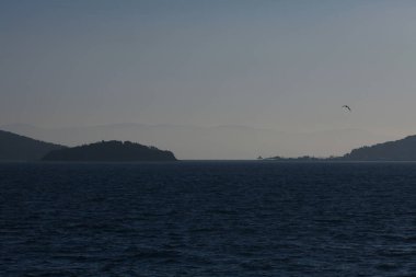 Silhouttes, dört Türk Adalar adalar Istanbul yakınındaki Marmara Denizi'nde. Metin alanı. Minimalizm tarzı. Açık atış