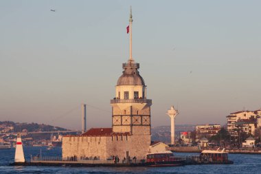 Bir görünümüne Kız Kulesi, Istanbul, Marmara Denizi üzerinden boğaz köprü Avrupa, Asya bölgeleri. Akşam saat, güneşli bir gün. Açık atış