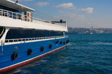 Su taşıma Rating kavramı. Boğaz yoluyla Istanbul 'un Asya bölümü için görüntüleyin. Güneşli bir gün. Açık atış