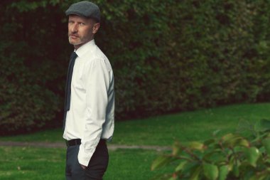 Her yaşta çok iyi. Güzel yeşil park ilham için yürüyen gülümseyen olgun adam portresi. Yüksek sınıf giyim. Vintage lüks stil. Metin alanı. Açık atış