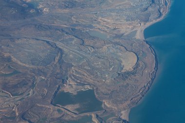 Bir sürü ettle, taşlar, taşlar ve diğer malzemeler Türkiye'nin kıyı şeridi yakınındaki taşıyan kamyonlar. Üstten görünüm. Açık atış
