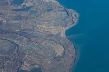 Bir sürü ettle, taşlar, taşlar ve diğer malzemeler Türkiye'nin kıyı şeridi yakınındaki taşıyan kamyonlar. Üstten görünüm. Açık atış