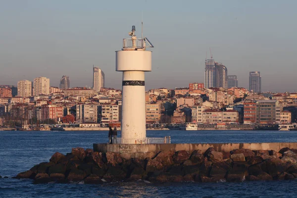 イスタンブールのアジア側にマルマラ海からの眺め 石で作られた桟橋の灯台 夜の時間 晴れた日 街を見下ろす産業霧 屋外撮影 — ストック写真