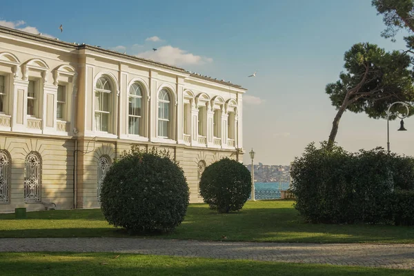 Dolmabahçe Sarayı Istanbul Küçük Parkta Tarafını Güneşli Aralık Günü Arka — Stok fotoğraf