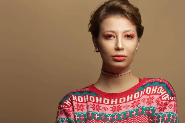 Retrato Una Joven Hermosa Morena Con Accesorios Moda Suéter Casual —  Fotos de Stock