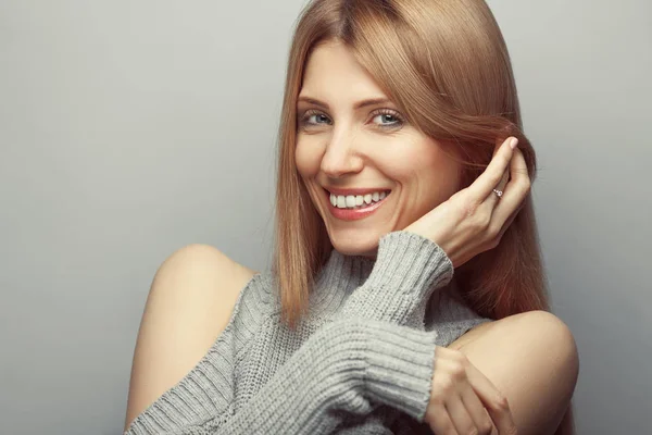 Liebevolle Frau Konzept Porträt Eines Glücklich Lächelnden Models Mit Langen — Stockfoto