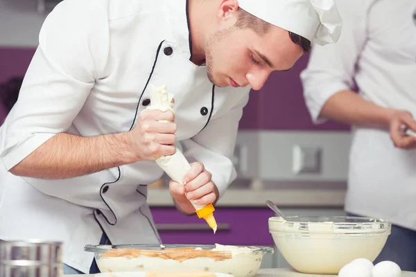 Tiramisu Kochen Bestandenes Prüfungskonzept Porträt Eines Ernsthaften Konzentrierten Lehrlings Kochuniform — Stockfoto