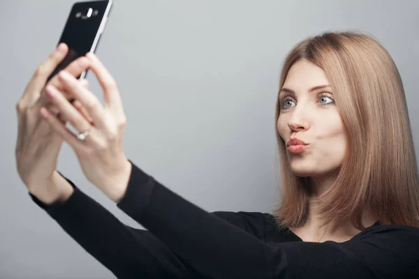 Conceito Blogueiro Engraçado Close Retrato Mulher Sorridente Com Cabelo Castanho — Fotografia de Stock