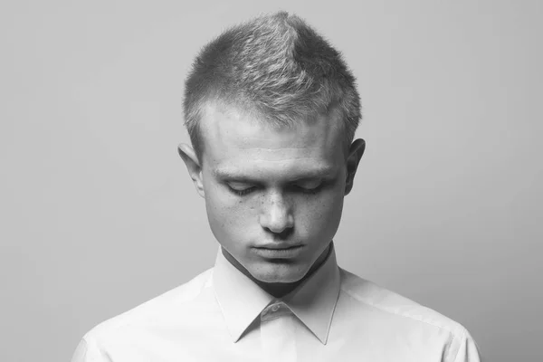 Bom Conceito Retrato Jovem Com Cabelo Loiro Curto Vestindo Camisa — Fotografia de Stock