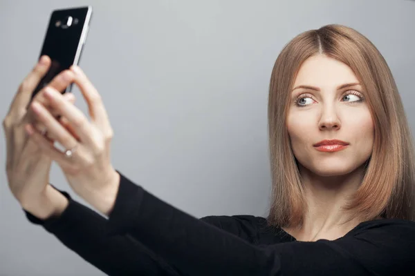 Concetto Sempre Online Ritratto Ravvicinato Donna Sorridente Con Lunghi Capelli — Foto Stock